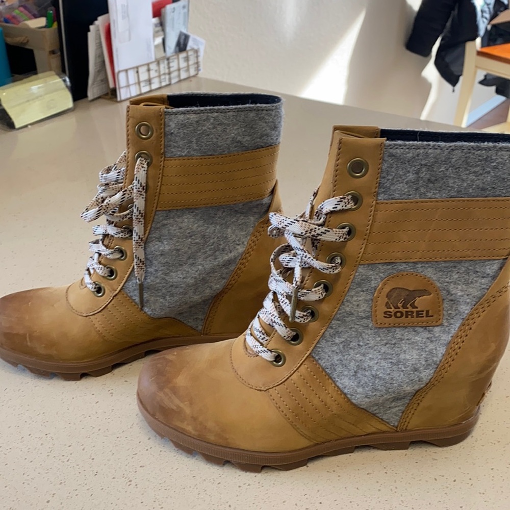 Sorel Joan of Arc boots. Worn once